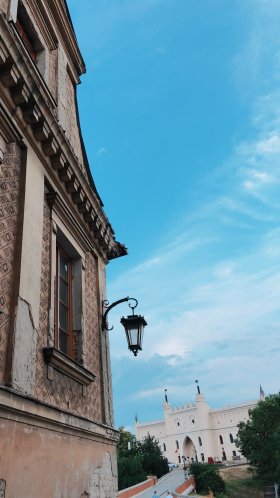 Обои Люблинский замок, окно, уличный фонарь, городок, осветительная арматура для Google Pixel XL, Meizu Pro 7, Nokia 8, HTC U, Huawei P10 Quad HD, заставка, 1440x2560 картинка