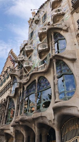 Обои Барселона, Отель Casa Batll, средневековая архитектура, архитектура, фасад для Google Pixel XL, Meizu Pro 7, Nokia 8, HTC U, Huawei P10 Quad HD, заставка, 1440x2560 картинка