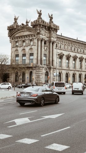 Обои здание таможни, субделегация правительства в барселоне, дорога, архитектура, Король для Google Pixel XL, Meizu Pro 7, Nokia 8, HTC U, Huawei P10 Quad HD, заставка, 1440x2560 картинка