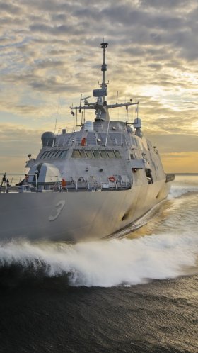 Обои прибрежный боевой корабль, Свобода-класс надводных боевых кораблей, военно морской флот США, корабль, военный корабль для Google Pixel XL, Meizu Pro 7, Nokia 8, HTC U, Huawei P10 Quad HD, заставка, 1440x2560 картинка
