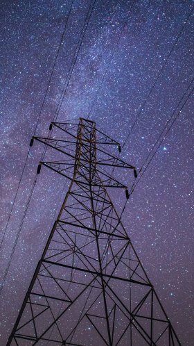 Обои воздушной линии электропередач, башня передачи, электричество, электроэнергия, ночь для Google Pixel XL, Meizu Pro 7, Nokia 8, HTC U, Huawei P10 Quad HD, заставка, 1440x2560 картинка