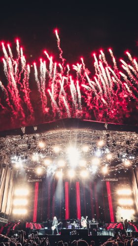 Обои Not in This Lifetime Tour, Guns N Roses, концерт, салют, событие для Google Pixel XL, Meizu Pro 7, Nokia 8, HTC U, Huawei P10 Quad HD, заставка, 1440x2560 картинка