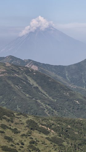 Обои хребет, вулканы камчатки, Камчатский полуостров, вулкан, пейзажи гор для Google Pixel XL, Meizu Pro 7, Nokia 8, HTC U, Huawei P10 Quad HD, заставка, 1440x2560 картинка