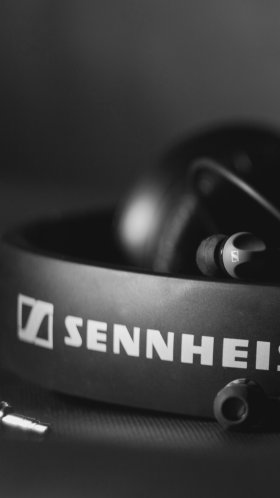 Обои наушники, черный и белый, Sennheiser, звуковое оборудование, технологии для Google Pixel XL, Meizu Pro 7, Nokia 8, HTC U, Huawei P10 Quad HD, заставка, 1440x2560 картинка