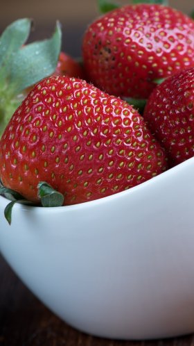 Обои клубника, сок, фрукты, природные продукты, пища для Google Pixel XL, Meizu Pro 7, Nokia 8, HTC U, Huawei P10 Quad HD, заставка, 1440x2560 картинка